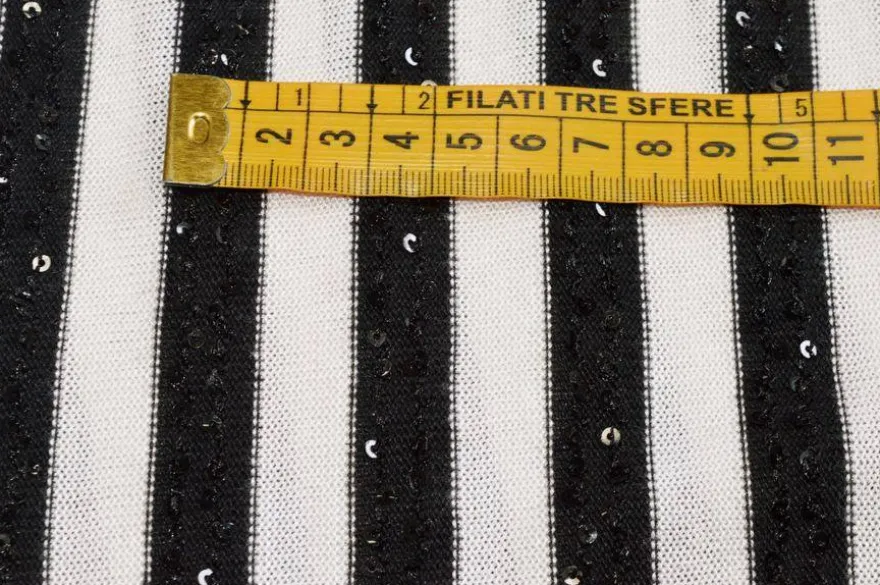 SCAMPOLO MAGLINA RIGATO CON PAILLETTES APPLICATE NERO