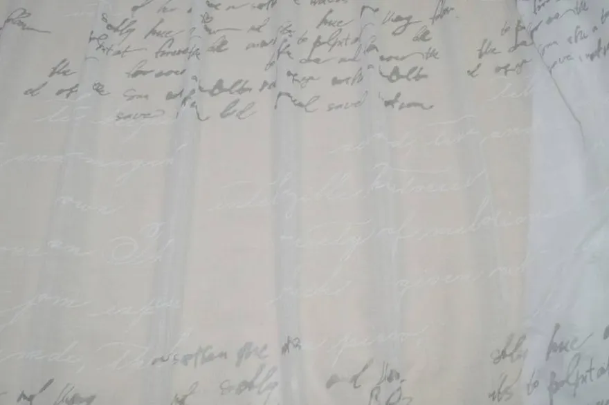 TENDA COLLEZIONE WRITTEN BIANCO/GRIGIO di VIA ROMA 60