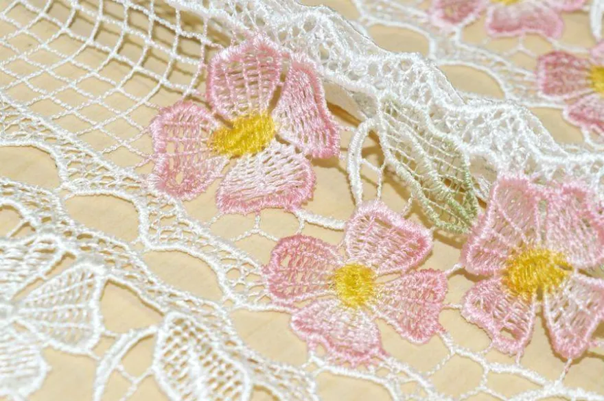 TENDINO IN MACRAME' CON FIORE ROSA