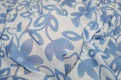 TESSUTO BATISTA PURO COTONE DISEGNO BIANCO E AZZURRO