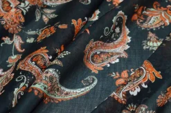 TESSUTO BATISTA PURO COTONE DISEGNO CASHMERE FONDO NERO