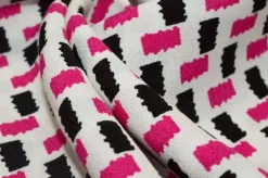 TESSUTO CREPE PURA VISCOSA FANTASIA GEOMETRICA FUCSIA NERO