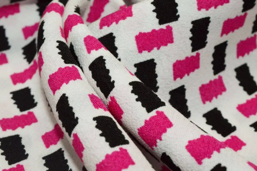 TESSUTO CREPE PURA VISCOSA FANTASIA GEOMETRICA FUCSIA NERO