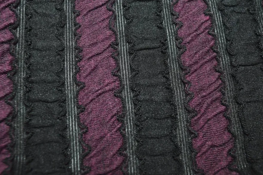 TESSUTO JERSEY NERO A RIGHE COLOR PRUGNA