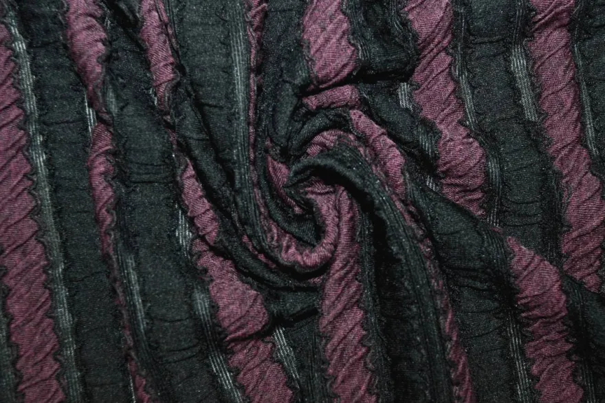 TESSUTO JERSEY NERO A RIGHE COLOR PRUGNA
