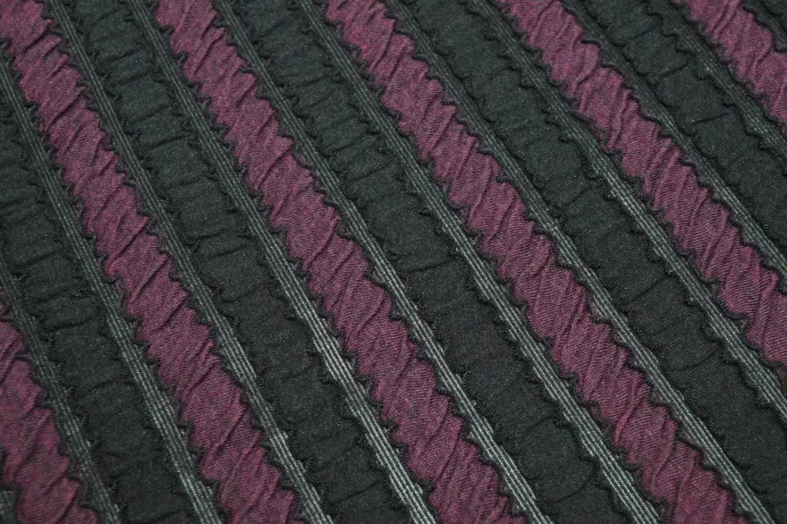 TESSUTO JERSEY NERO A RIGHE COLOR PRUGNA
