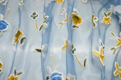 TESSUTO TENDA ORGANZA AZZURRA CON APPLICAZIONI FLOREALI