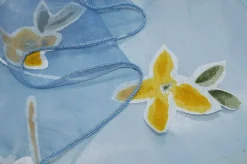 TESSUTO TENDA ORGANZA AZZURRA CON APPLICAZIONI FLOREALI
