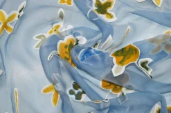 TESSUTO TENDA ORGANZA AZZURRA CON APPLICAZIONI FLOREALI