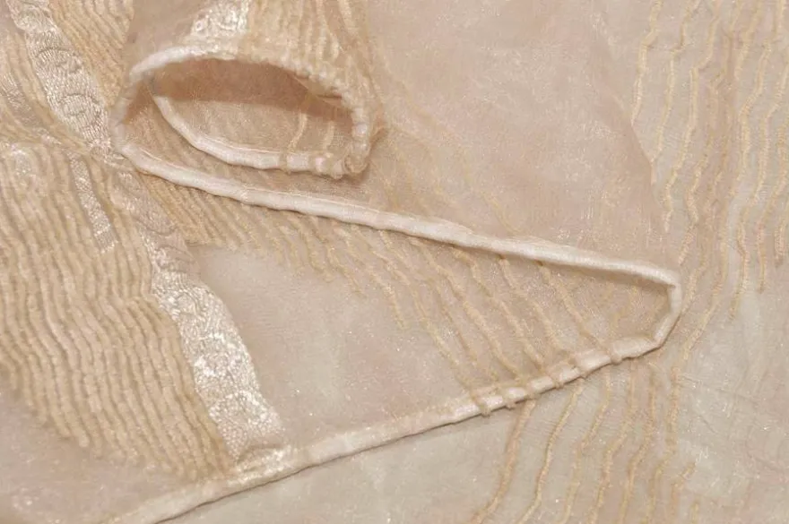 TESSUTO TENDA ORGANZA BEIGE CON APPLICAZIONI IN CINIGLIA