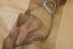 TESSUTO TENDA ORGANZA BEIGE CON RICAMO GEOMETRICO AZZURRO
