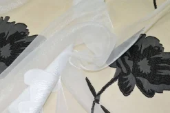 TESSUTO TENDA ORGANZA BIANCA CON MAXI FIORE GRIGIO