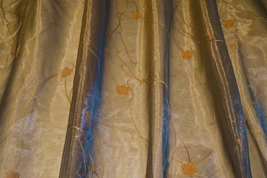 TESSUTO TENDA ORGANZA CANGIANTE ORO BLU CON FIORE RICAMATO