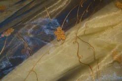 TESSUTO TENDA ORGANZA CANGIANTE ORO BLU CON FIORE RICAMATO