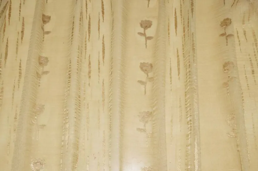 TESSUTO TENDA ORGANZA CON APPLICAZIONI DORATE