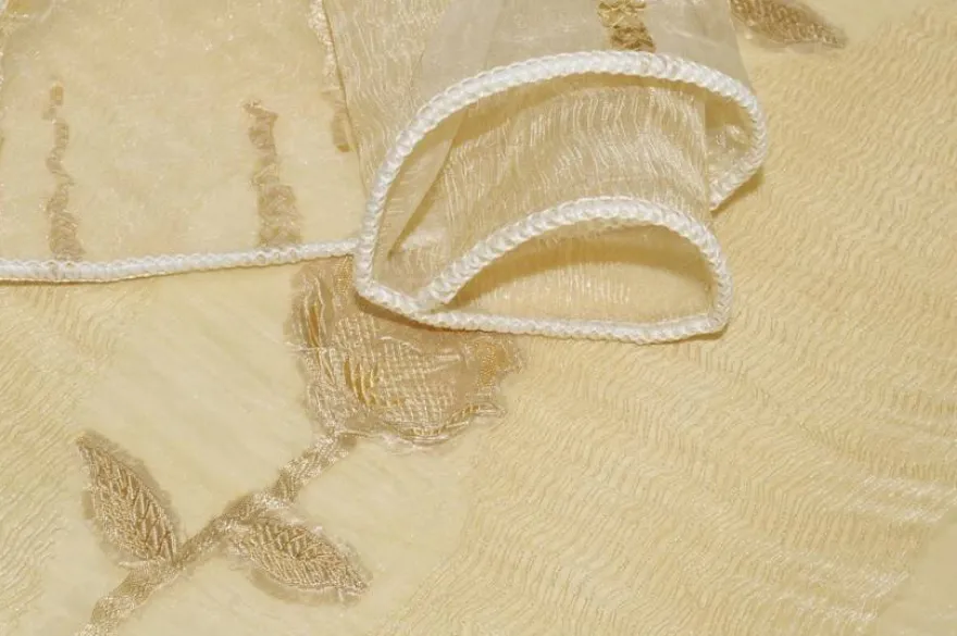 TESSUTO TENDA ORGANZA CON APPLICAZIONI DORATE