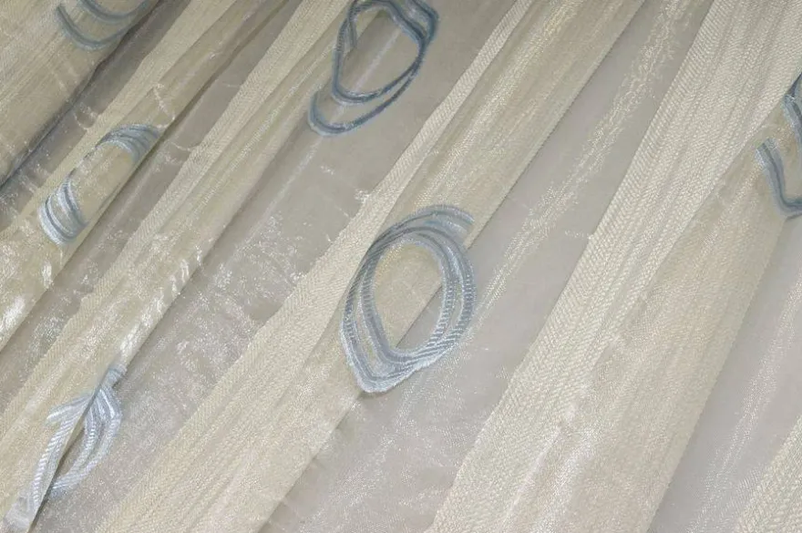 TESSUTO TENDA ORGANZA CON APPLICAZIONI AZZURRE