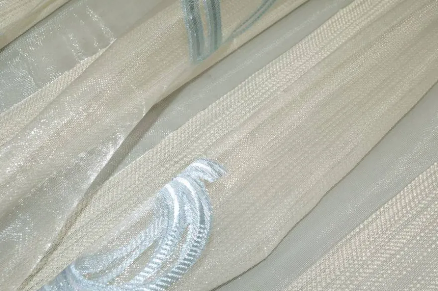TESSUTO TENDA ORGANZA CON APPLICAZIONI AZZURRE