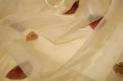 TESSUTO TENDA ORGANZA CON APPLICAZIONE FOGLIA IN RILIEVO