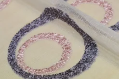 TESSUTO TENDA ORGANZA CON RICAMO IL RILIEVO ROSA E VIOLA