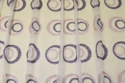 TESSUTO TENDA ORGANZA CON RICAMO IL RILIEVO ROSA E VIOLA