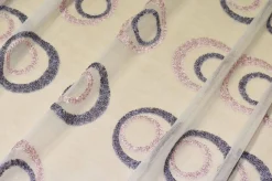 TESSUTO TENDA ORGANZA CON RICAMO IL RILIEVO ROSA E VIOLA