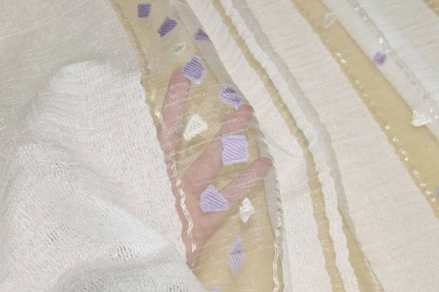 TESSUTO TENDA ORGANZA FASCIATA BIANCA CON INSERTI LILLA
