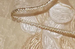 TESSUTO TENDA ORGANZA STROPICCIATA CON FIORE RICAMATO
