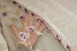 TESSUTO TENDA STROPICCIATA BEIGE CON FIORI LILLA RICAMATI