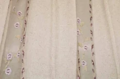 TESSUTO TENDA STROPICCIATA BEIGE CON FIORI LILLA RICAMATI