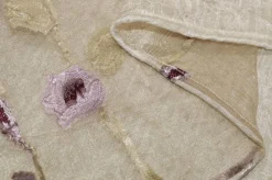 TESSUTO TENDA STROPICCIATA BEIGE CON FIORI LILLA RICAMATI