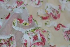 TULLE CON FIORI APPLICATI COLORATI